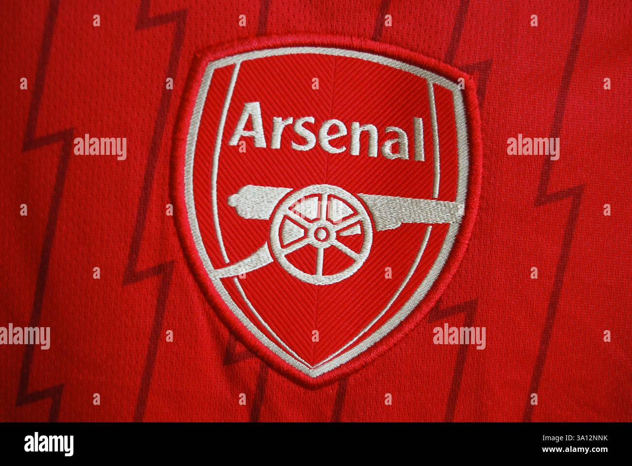Nahaufnahme des Arsenal FC-Vereinsabzeichens auf dem Heimtrikot Stockfoto