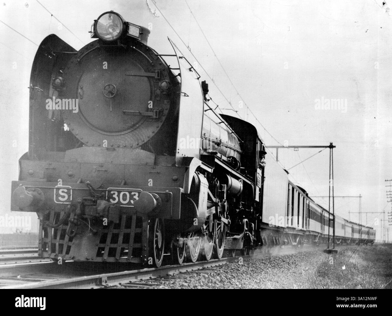 Der Sydney Express, der auf der ersten Nonstop-Fahrt von Albury nach Melbourne verkehrt, brüllt mit 60 Stundenkilometern an der Kamera vorbei. September 1937. Stockfoto