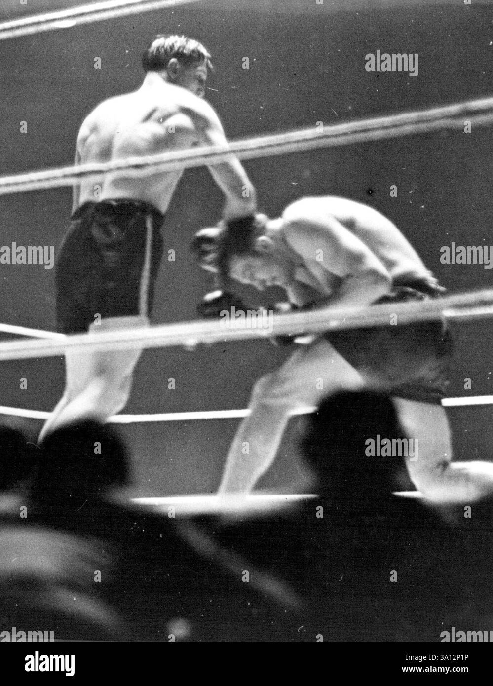 Boxen – Schwergewichtstreit zwischen Jack Petersen (Cardiff) und Walter Neusel (Deutschland) im Harringay Stadium, London. Petersen zog sich in der zehnten Runde zurück. Februar 1937. Stockfoto
