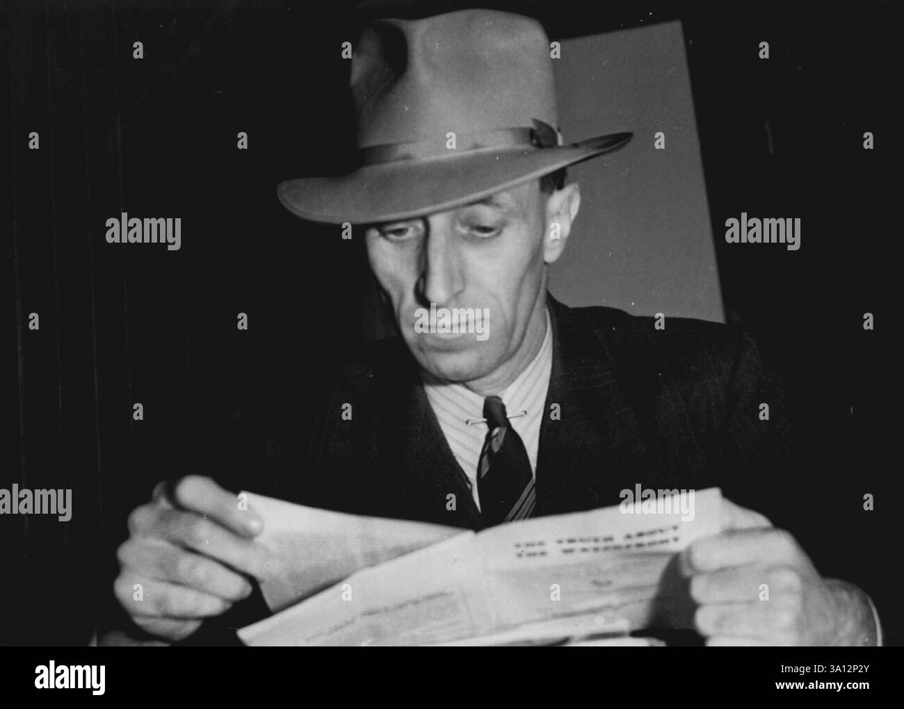 Bridges verurteilt die "Bourgeoisie"-Regel, wie er den TestimonyCoast C.I.O. Arbeitsleiter beendet, ist abgebildet, bevor ich seine Aussage im Zeugenstand fortsetzte, während dessen er von Staatsanwälten, die ihn wegen der Behauptung kommunistischer Aktivitäten abschieben wollten, anstrengend untersucht wurde. In seiner gestrigen Aussage hier behauptete Bridges, dass Konzerne gegen die Demokratie arbeiteten, dass Arbeitgeber leben in der Abschaffung von Privateigentum, in dem Ausmaß, in dem die Regierung Kontrolle über die großen Versorgungsunternehmen, die großen Fabriken und die großen Industrieanlagen hat. August 1939. Stockfoto