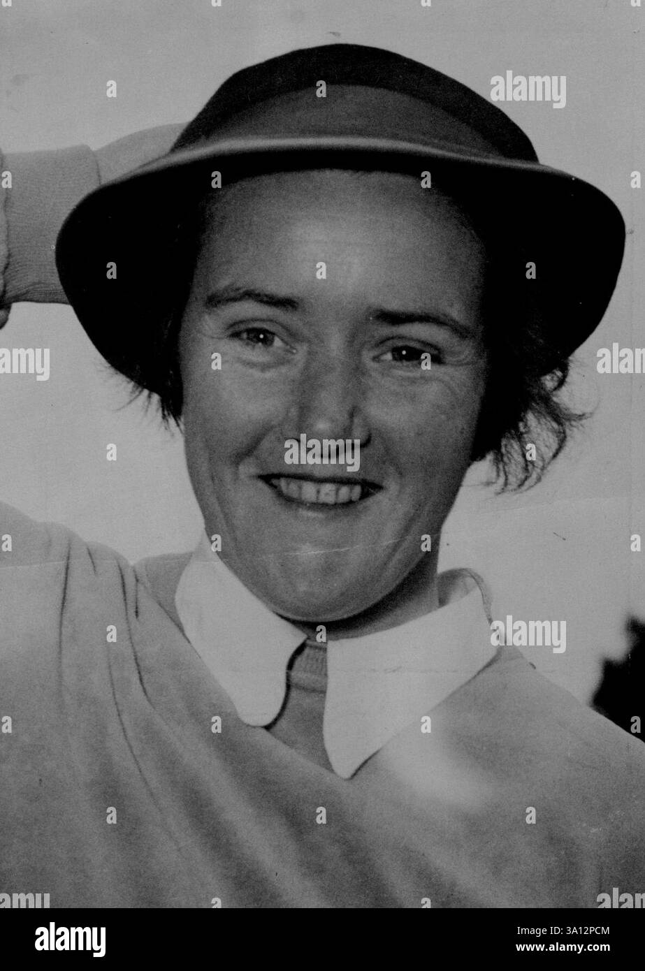 Maxine Bishop gewann diese Woche ihre siebte WA Frauen Golf Meisterschaft in Yokine. Noch nie zuvor hat ein Golfspieler in Australien sieben Staatstitel gewonnen. Miss Bishop spielte ihr charakteristisches schlaues, unerbittliches Golf, um Mrs. G. Keall im 28. Loch zu schlagen. Die Gewinnspanne betrug 10 und 8. September 1952. Stockfoto