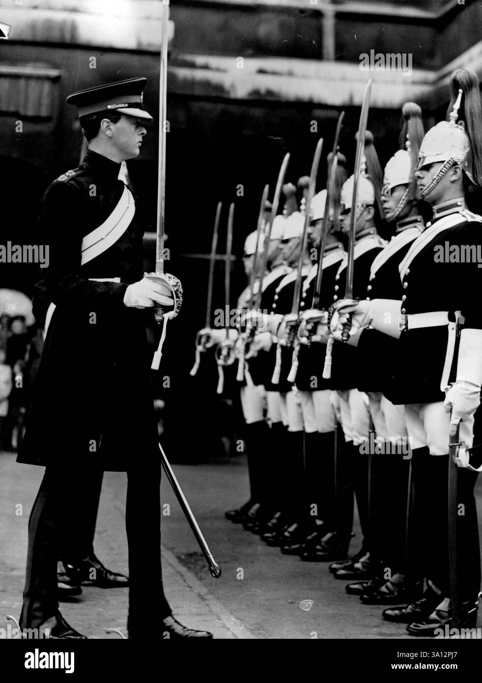 Der Marquess of Blandford, Leutnant der Life Guards, inspizierte eine Garde der Horse Guards Parade in London, nachdem er von seinem Urlaub mit der königlichen Familie in Bolmoral zurückkehrte. Sein Name ist romantisch mit dem von Prinzessin Margaret verbunden. September 1948. Stockfoto