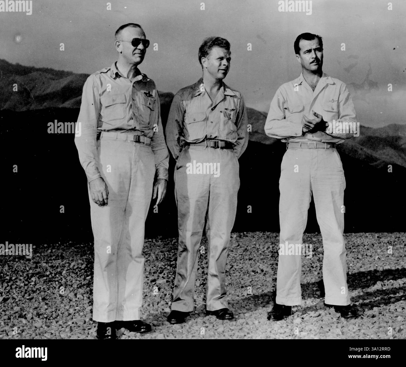 Major - General Whitehead, stellvertretender Kommandeur der 5. Luftwaffe, und Brig. - General Wurtsmith, Chef der 5. Luftwaffe, posiert mit ihrem Star-Darsteller Richard I. Bong. Major Bong, Pilot eines P-38 Lightning, gewann den Titel „American's Ass of Asse“, indem er 27 feindliche Flugzeuge niederschlug, eines mehr als Captain Eddie Rickenbacker, ein Ass aus dem Ersten Weltkrieg. Mai 1944. (Foto: USA Fifth Air Force). Stockfoto