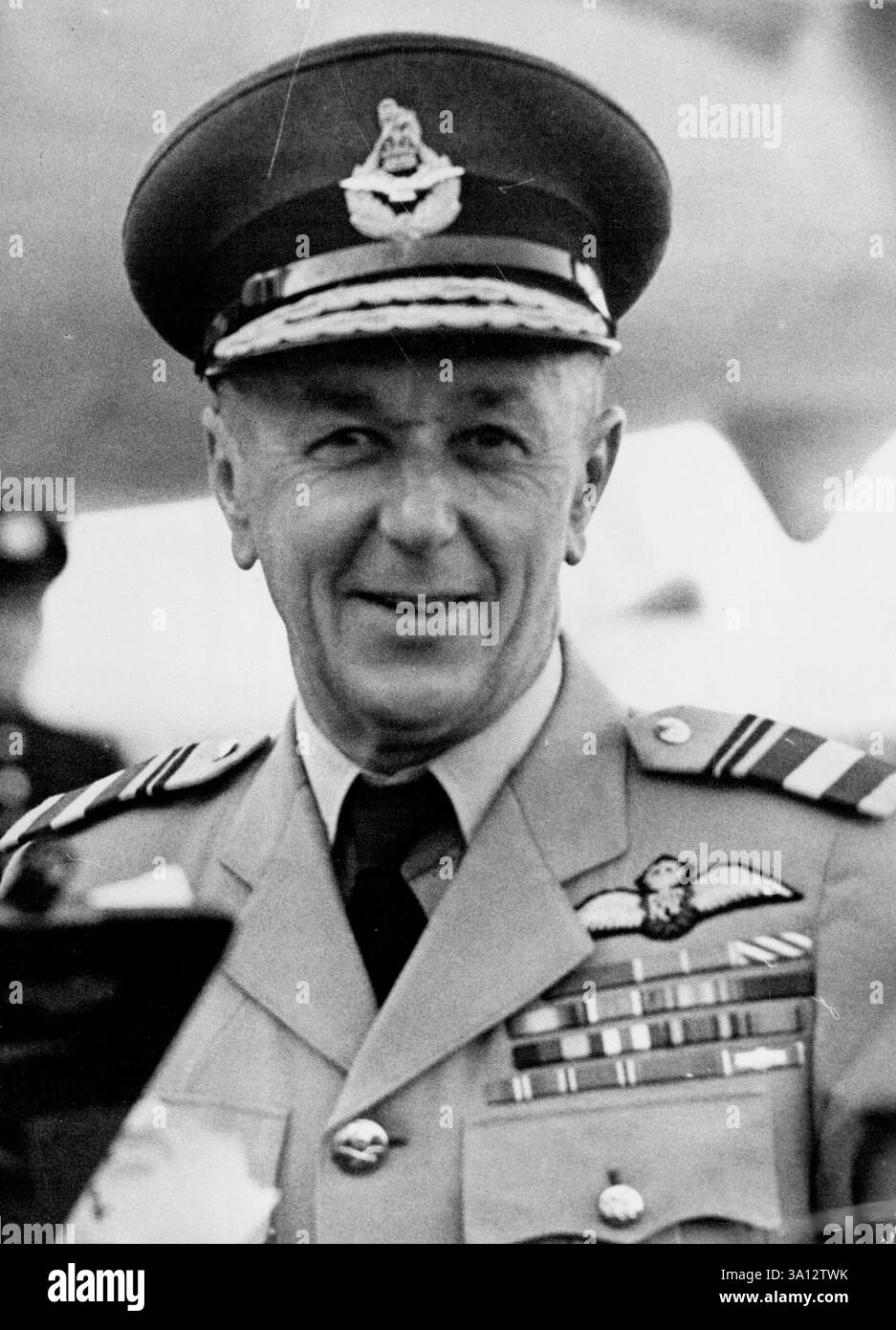 Air-Vize-Marschall Bouchier Verlässt Die Air Nach Korea. Air-Vize-Marshal Bouchier an Bord des Flugzeugs am Flughafen London. Air-Vize-Marshal C.A. Bouchier, der zum leitenden britischen Militär-Verbindungsoffizier von General MacArthur ernannt wurde, verließ den Flughafen London heute Abend nach Korea. Er wird Informationen über die feindliche Taktik und technische Ausrüstung zurückschicken. Air Vie-Marshal Bouchier, 55 Jahre alt, kommandierte bis 1948 die britischen Commonwealth Air Forces in Japan. August 1950. Stockfoto