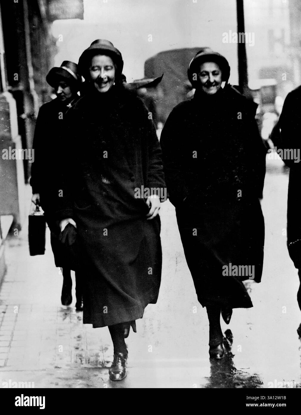 Einladung des Hohen Rates der 'Armee' an General Bootm heute - Evangeline und Catherine Booth gehen nach der Konferenz heute Morgen (Freitag). Der hohe rat der Heilsarmee traf sich in den Auktionsräumen der Stadt. Queen Victoria Street heute (Freitag). Es wird erwartet, dass der rat unverzüglich beschließt, die Frage der Entscheidung aus gesundheitlichen Gründen zu prüfen. Februar 1929. (Foto: E. P. Ltd.) Stockfoto