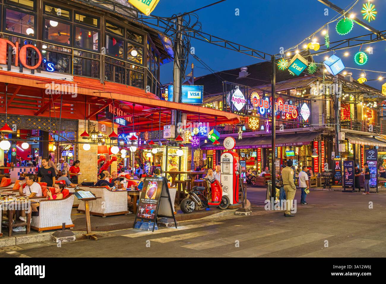 Kambodscha, Siem Reap, Pub Street (offiziell Straße 8), Herz des Nachtlebens in Siem Reap, ist voll von Restaurants, Bars, Nachtclubs, Geschäften und Street Food Ständen Stockfoto