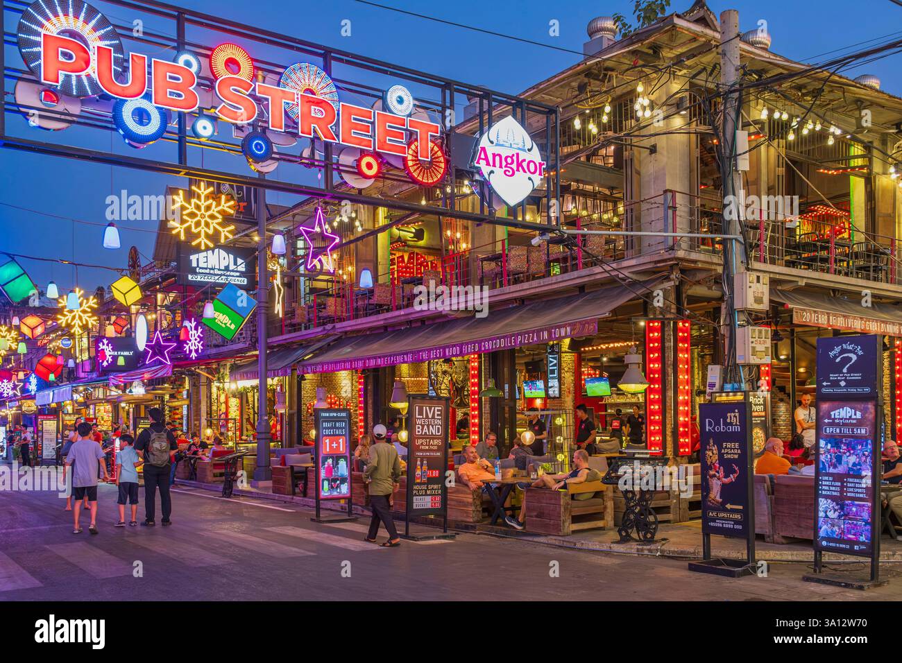 Kambodscha, Siem Reap, Pub Street (offiziell Straße 8), Herz des Nachtlebens in Siem Reap, ist voll von Restaurants, Bars, Nachtclubs, Geschäften und Street Food Ständen Stockfoto