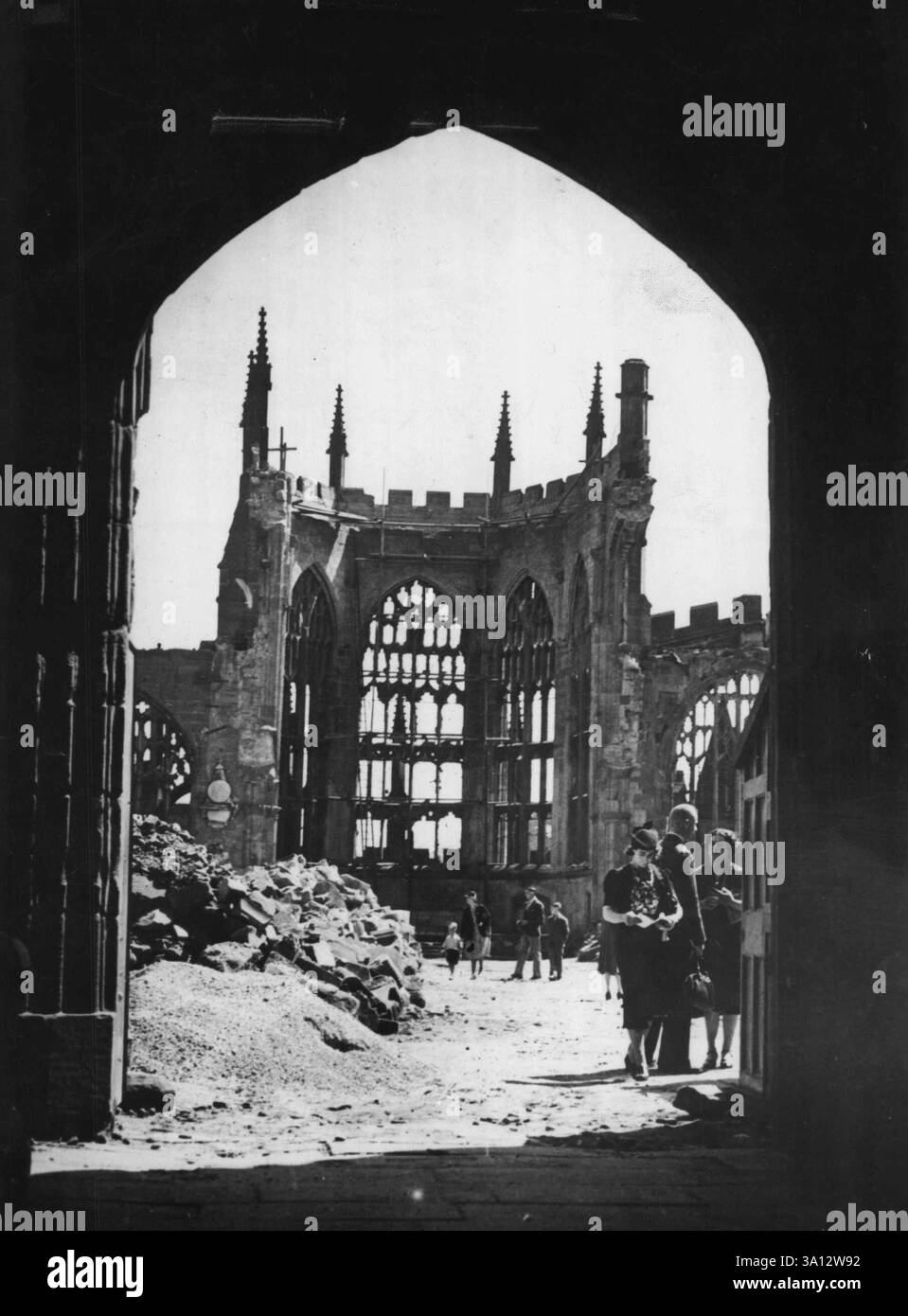 ***** Von der Kathedrale von Coventry – nur ein Steinskelett ist übrig geblieben von der Kathedrale in Coventry, England nach dem Angriff auf Midland City im letzten Winter. Besucher besichtigen die Wrackteile des Kirchenschiffs und des Chors und nur einen Teil der Apsis, deren Fenster zerrissen sind. September 1941. (Foto von zugehörigem Pressefoto). Stockfoto