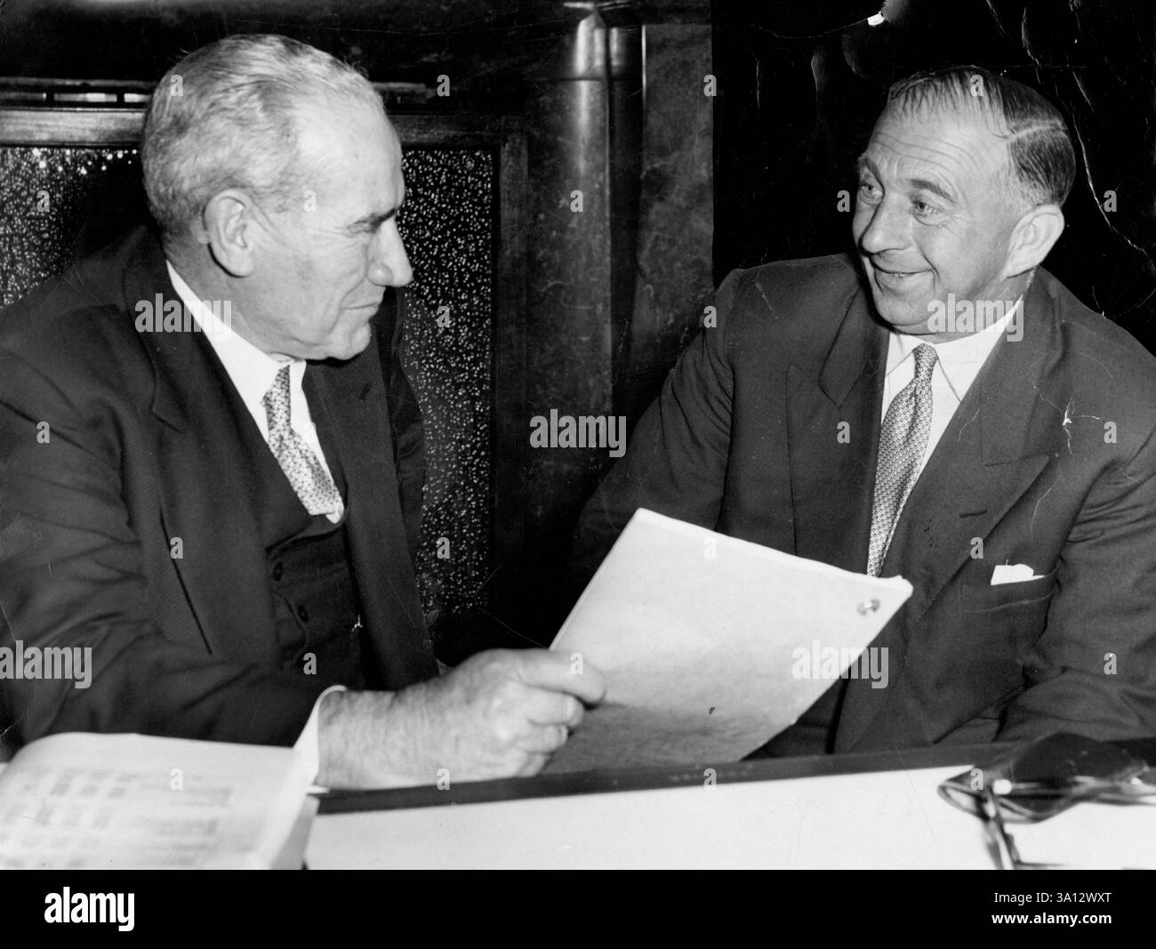 Der Premierminister von N.S.W. Mr. J.JH. Cahil (links) mit dem Premierminister von Victoria, Mr. H. E. Bolte, sprechen die beiden Premierminister über verschiedene Angelegenheiten, die die beiden staaten betreffen. Oktober 1955. Stockfoto Der Premierminister von N.S.W. Mr. J.JH. Cahil (links) mit dem Premierminister von Victoria, Mr. H. E. Bolte, sprechen die beiden Premierminister über verschiedene Angelegenheiten, die die beiden staaten betreffen. Oktober 1955. Stockfoto