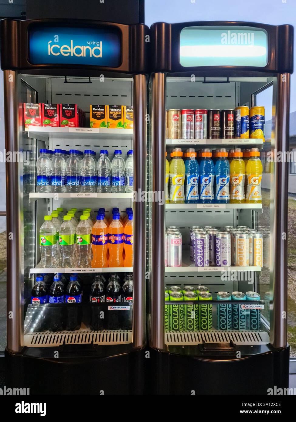 Island, Island - 01. März 2025: Zwei gekühlte Vitrinen gefüllt mit einer Vielzahl von Getränken, darunter Wasser in Flaschen, alkoholfreie Getränke, Saft und Stockfoto