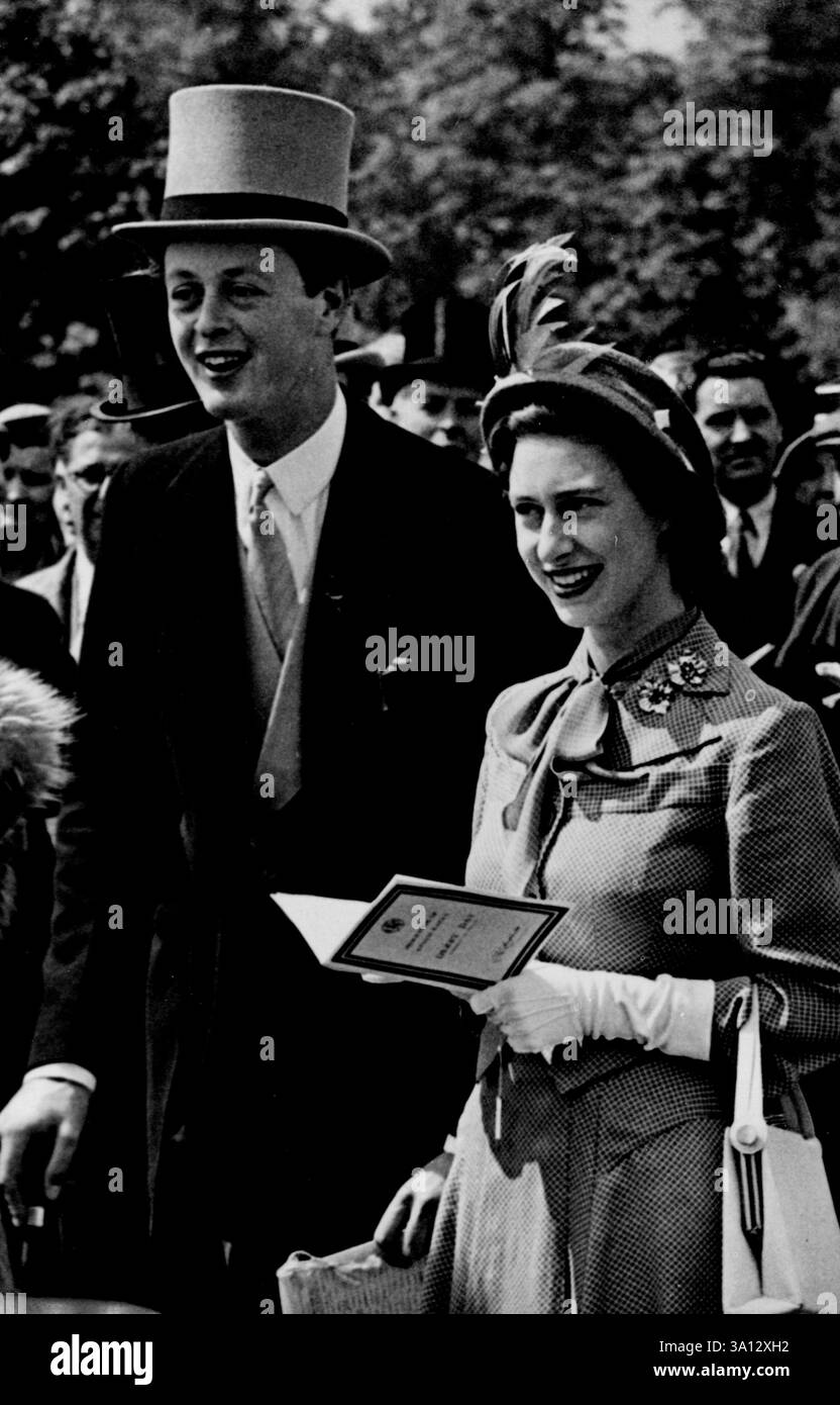 Prinzessin Margaret mit dem Marquess of Blandford -- Ein glückliches Bild von H.R.H. Prinzessin Margaret, 20-jährige Tochter des Königs und der Königin, mit dem Marquess of Blandford, 25-jähriger Sohn des Herzogs von Marlborough, der die Parade der Pferde in Epsom in Vorbereitung auf das Derby beobachtet. Der Name des Marquess of Blandford wurde oft mit dem der Prinzessin in Verbindung gebracht. 31. Mai 1951. (Foto: Sport & General Press Agency Limited). Stockfoto
