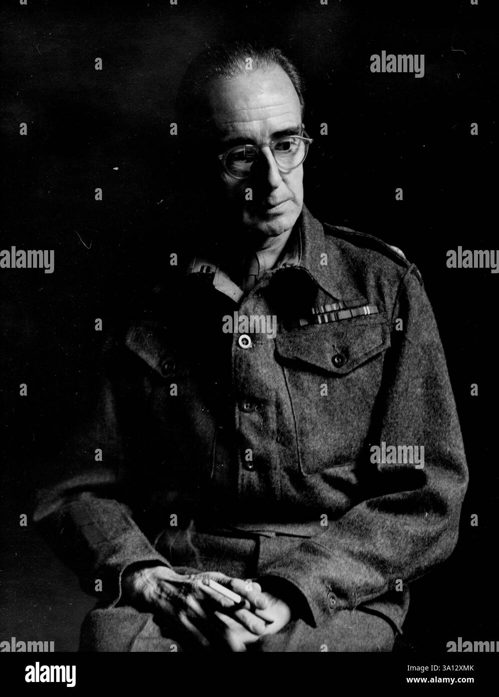 Major Boon hat sechs Anklagepunkte freigegeben und verteidigt die restlichen fünf. Ein neues Bild von Major Cecil Boon, aufgenommen am Court Martial. Major Cecil Boon, R.A.S.C., wurde heute (Donnerstag) in der Curzon Street in London wegen der elf Anklagen für nicht schuldig befunden, in denen behauptet wurde, dass er während eines Kriegsgefangenen in Hongkong freiwillig den Japanern geholfen habe. Nach einer Stellungnahme des Verteidigers, Mr. G.O. Slade, K. C. und Mr. Neville Faulks, wurde vom Richteranwalt, Wing Commander O. Barnett, entschieden, dass morgen (Freitag) kein Anscheinsfacie-Fall vorlag Stockfoto