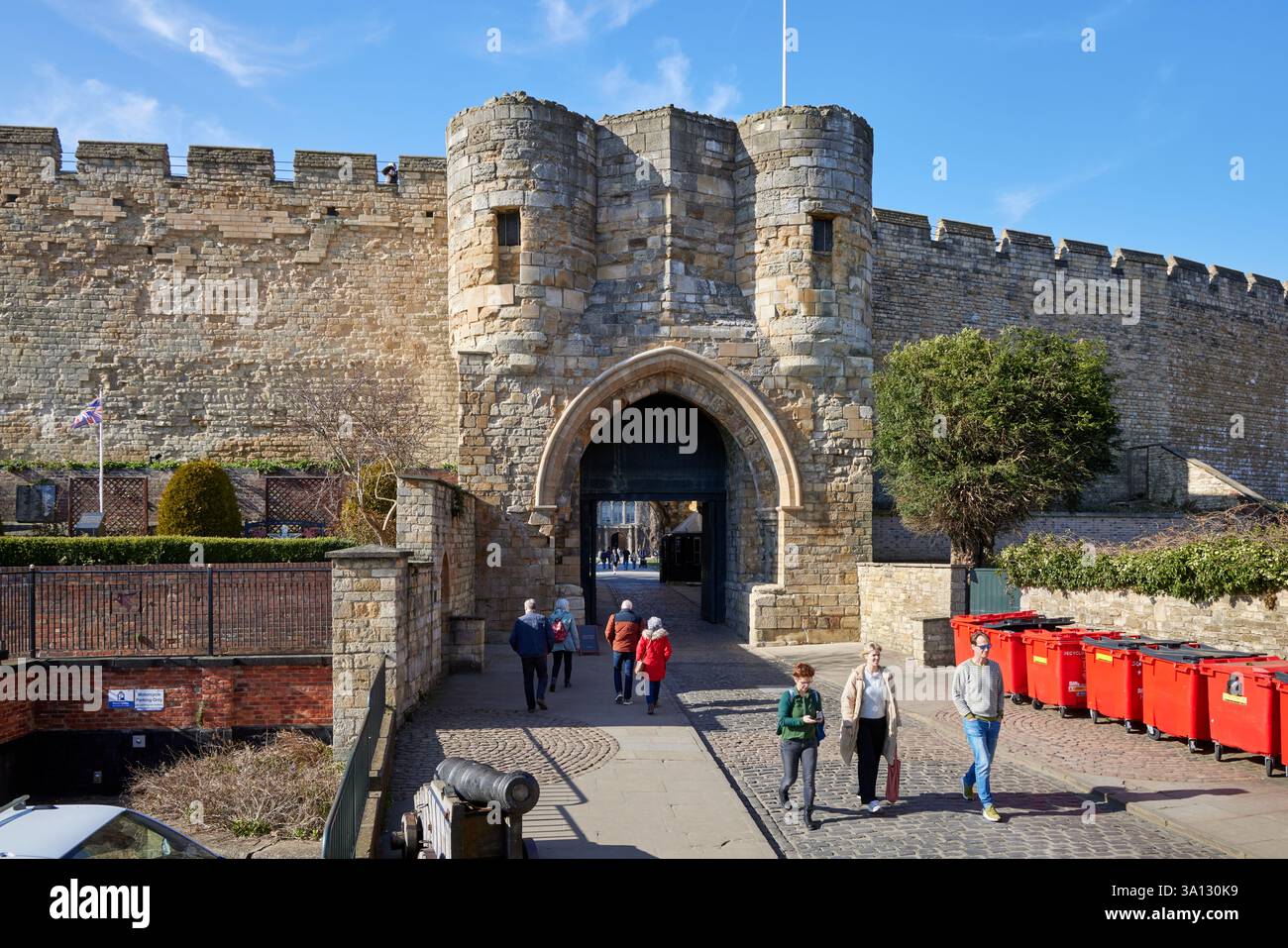 Das Vordertor von Lincoln Castle weist einen großen mittelalterlichen Steinbogen auf, der von zwei imposanten runden Türmen flankiert wird. Erbaut im 11. Jahrhundert Stockfoto