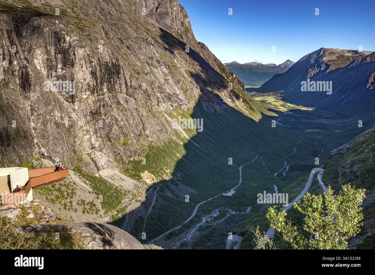 Norwegen, More OG Romsdal, Rauma, Trollpfad oder Trollstigen, Aussichtsplattform Stockfoto