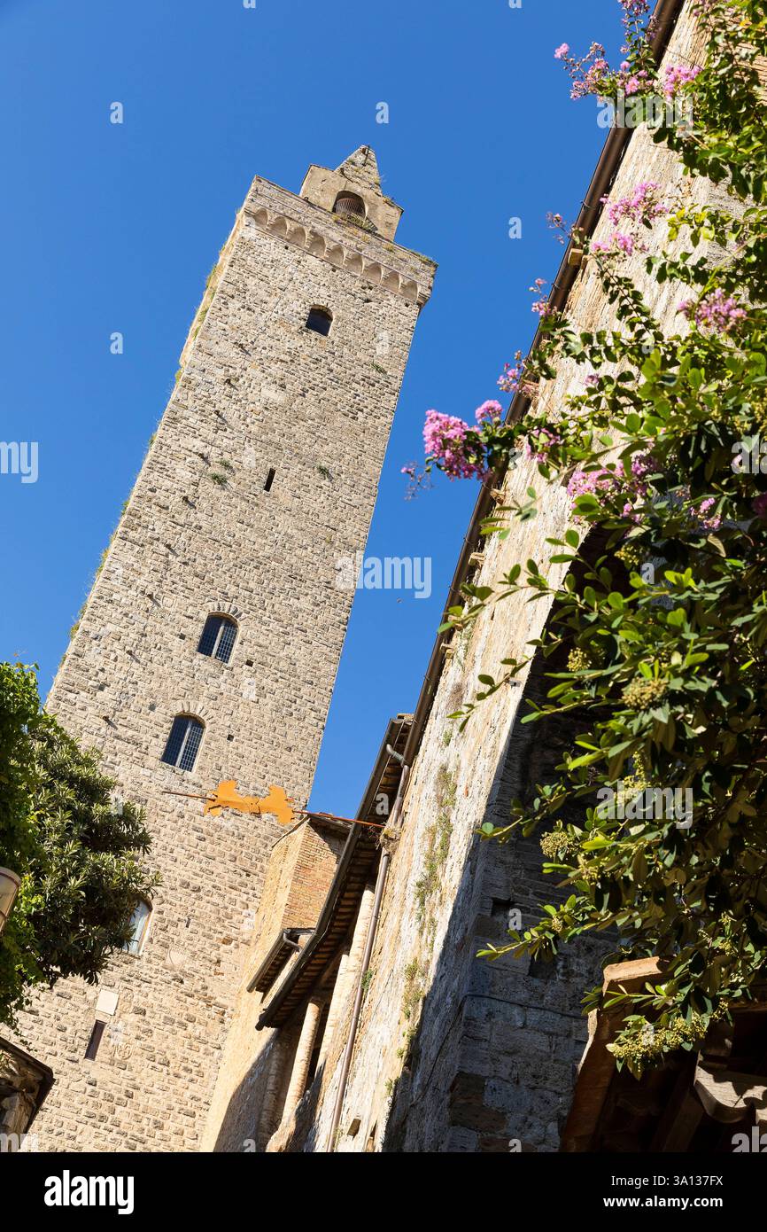 hohe Geschlechtertürme in der mittelalterlichen Stadt San Gimignano, Provinz Siena, Toskana, Italien *** hohe Türme in der mittelalterlichen Stadt San Gimig Stockfoto