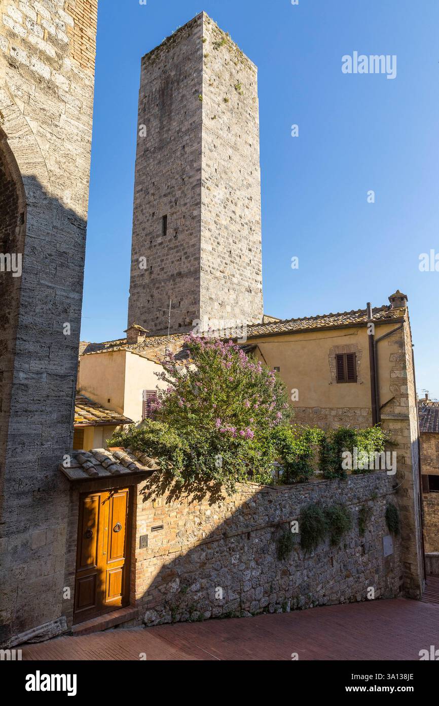 hohe Geschlechtertürme in der mittelalterlichen Stadt San Gimignano, Provinz Siena, Toskana, Italien *** hohe Türme in der mittelalterlichen Stadt San Gimig Stockfoto
