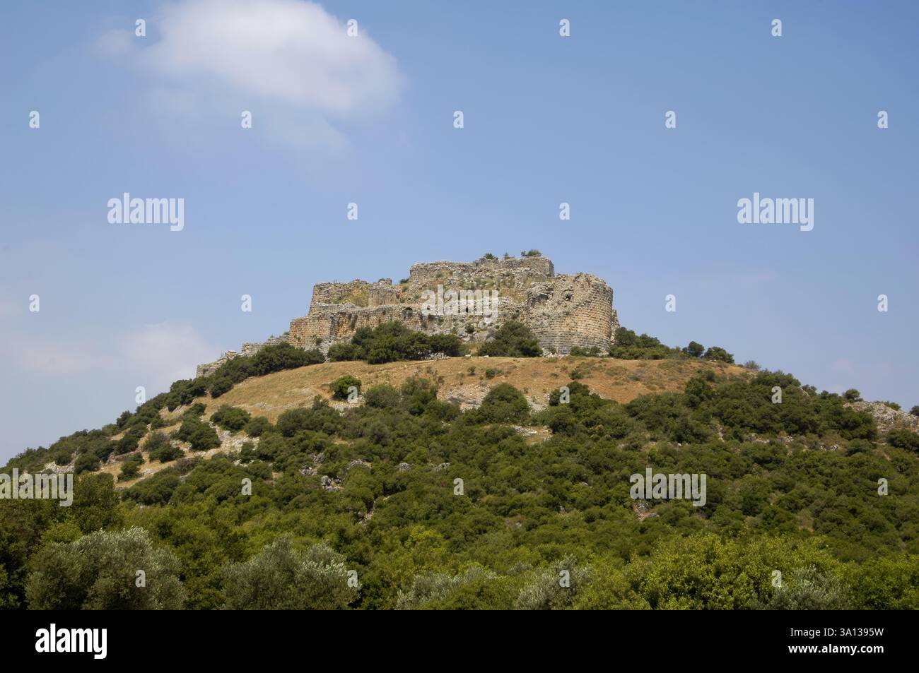 Blick auf die Festung Nimrod oder die Burg Nimrod, die von den Ayyubiden erbaut und von den Mamluken stark vergrößert wurde. Sie befindet sich an den Südhängen des Mount Hermon auf einem Kamm, der etwa 800 m (2600 Fuß) über dem Meeresspiegel steigt. Es überblickt die Golanhöhen und wurde mit dem Ziel gebaut, eine wichtige Zufahrtsstraße nach Damaskus gegen Armeen aus dem Westen zu bewachen. Nord-Israel Stockfoto
