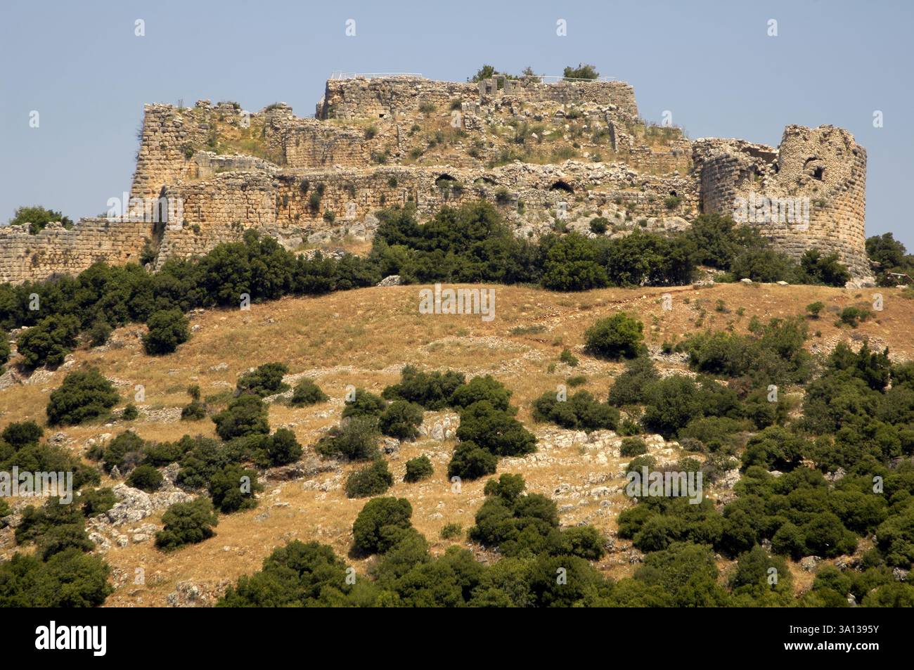 Blick auf die Festung Nimrod oder die Burg Nimrod, die von den Ayyubiden erbaut und von den Mamluken stark vergrößert wurde. Sie befindet sich an den Südhängen des Mount Hermon auf einem Kamm, der etwa 800 m (2600 Fuß) über dem Meeresspiegel steigt. Es überblickt die Golanhöhen und wurde mit dem Ziel gebaut, eine wichtige Zufahrtsstraße nach Damaskus gegen Armeen aus dem Westen zu bewachen. Nord-Israel Stockfoto