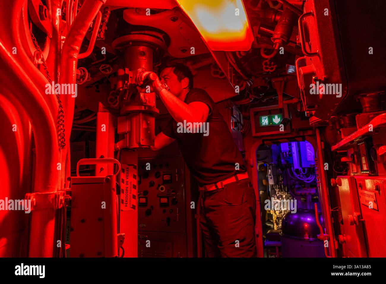 Frankreich, Morbihan, Lorient, Lorient La Base, ehemalige U-Boot-Basis, die von den Deutschen während des Zweiten Weltkriegs gebaut wurde, U-Boot Flore S645, das von 1964 bis 1989 in Dienst war, und sein Museum, der zentrale Betrieb und sein Periskop Stockfoto