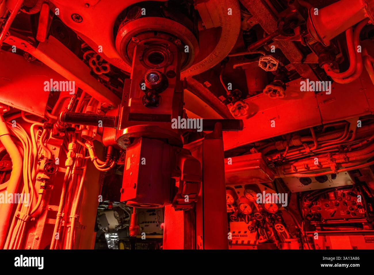 Frankreich, Morbihan, Lorient, Lorient La Base, ehemalige U-Boot-Basis, die von den Deutschen während des Zweiten Weltkriegs gebaut wurde, U-Boot Flore S645, das von 1964 bis 1989 in Dienst war, und sein Museum, der zentrale Betrieb und sein Periskop Stockfoto