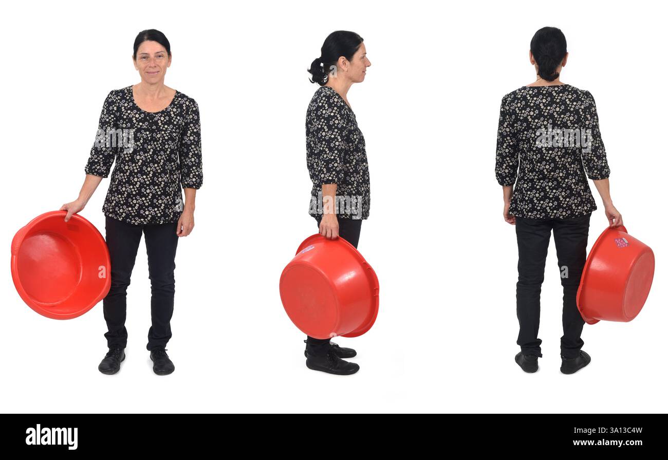 Verschiedene Posen einer Frau, die ein Plastikbecken auf weißem Hintergrund hält Stockfoto