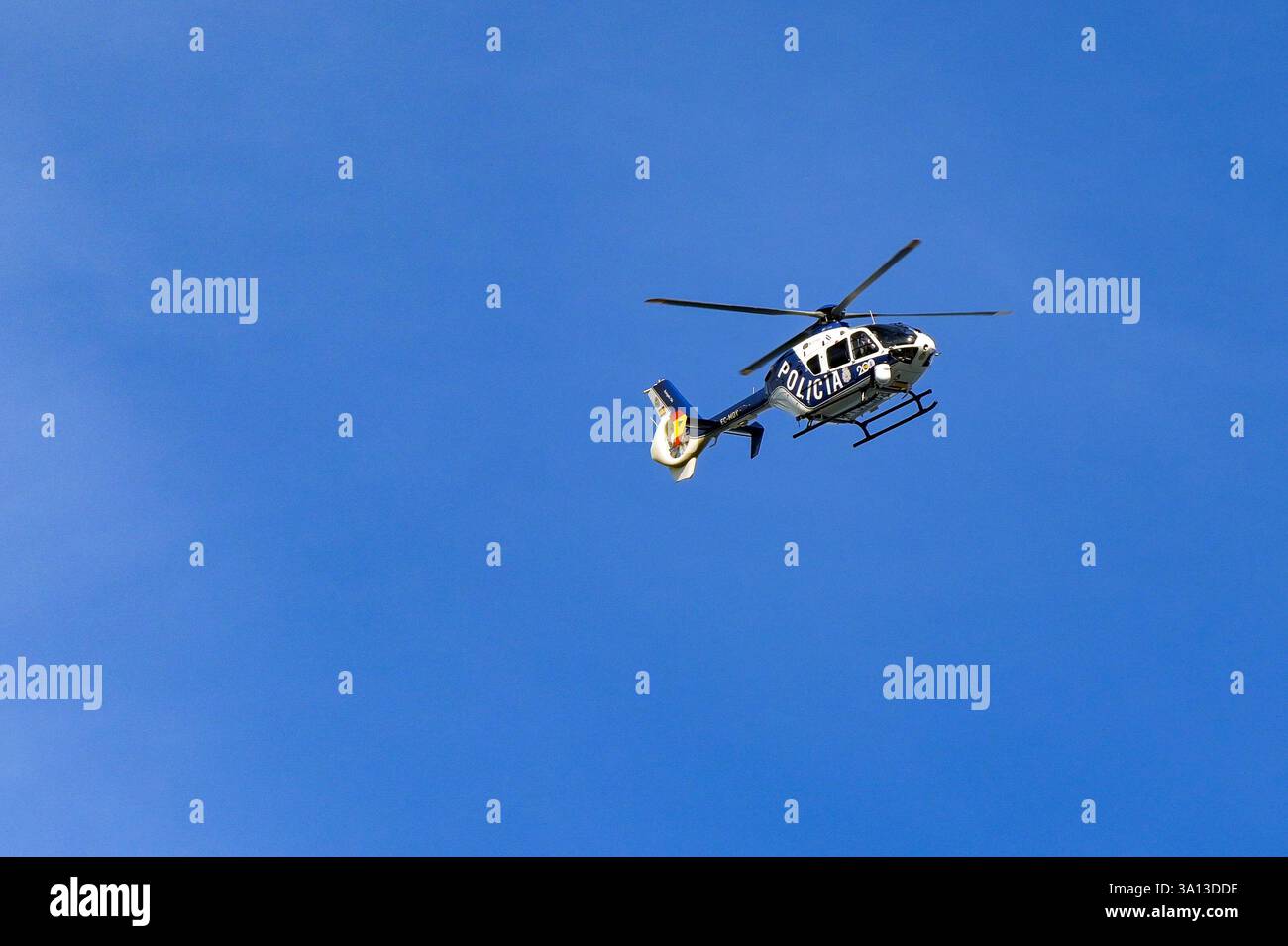 Vigo, Spanien - 14. Januar 2025: Eurocopter EC 135P2 Polizeihubschrauber (Registrierung EC-MDY) des nationalen Polizeidienstes im Flug isoliert Stockfoto