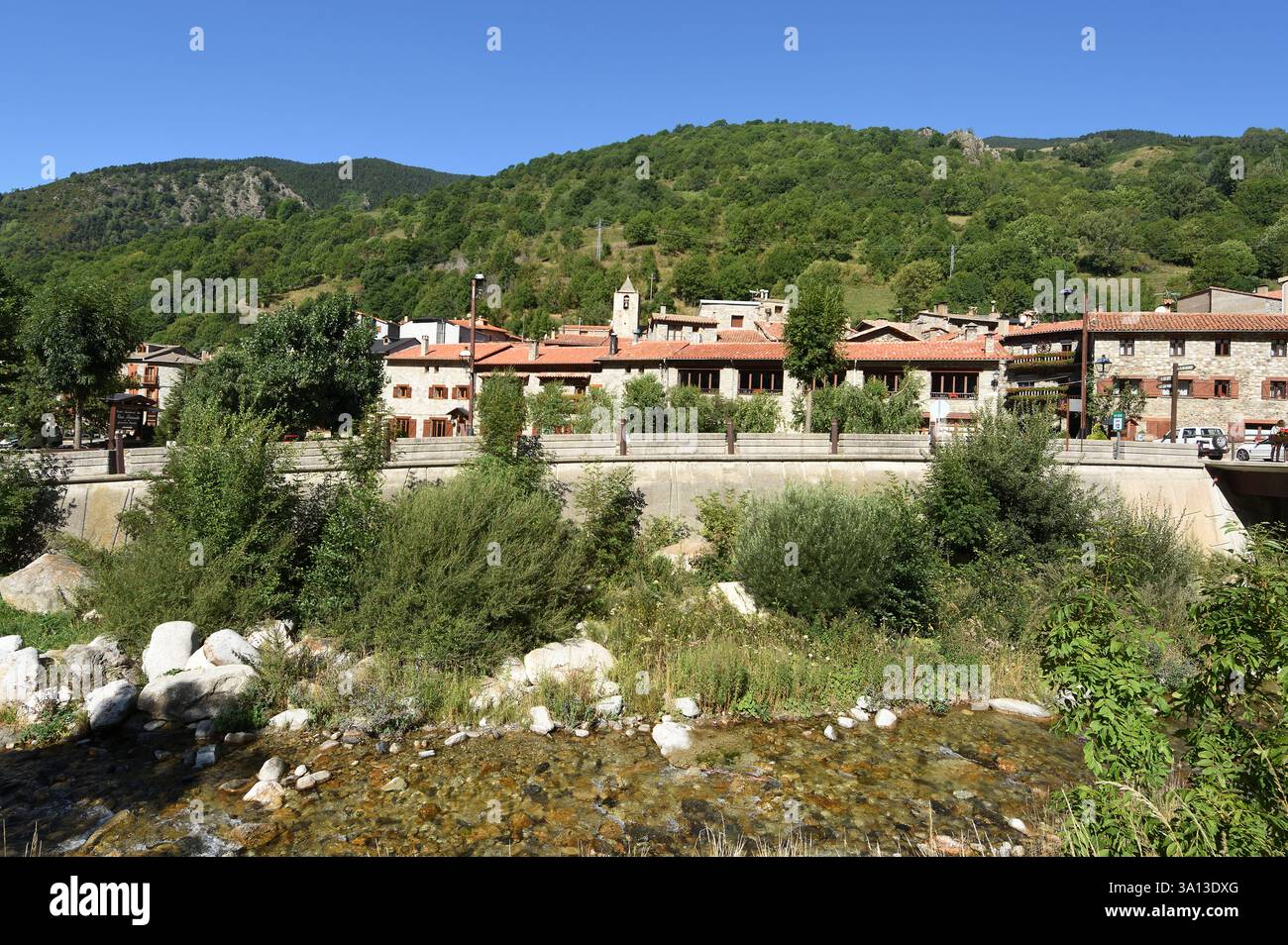 Fluss Ter und Dorf Setcases, Ripolles, Provinz Girona, Katalonien, Spanien Stockfoto