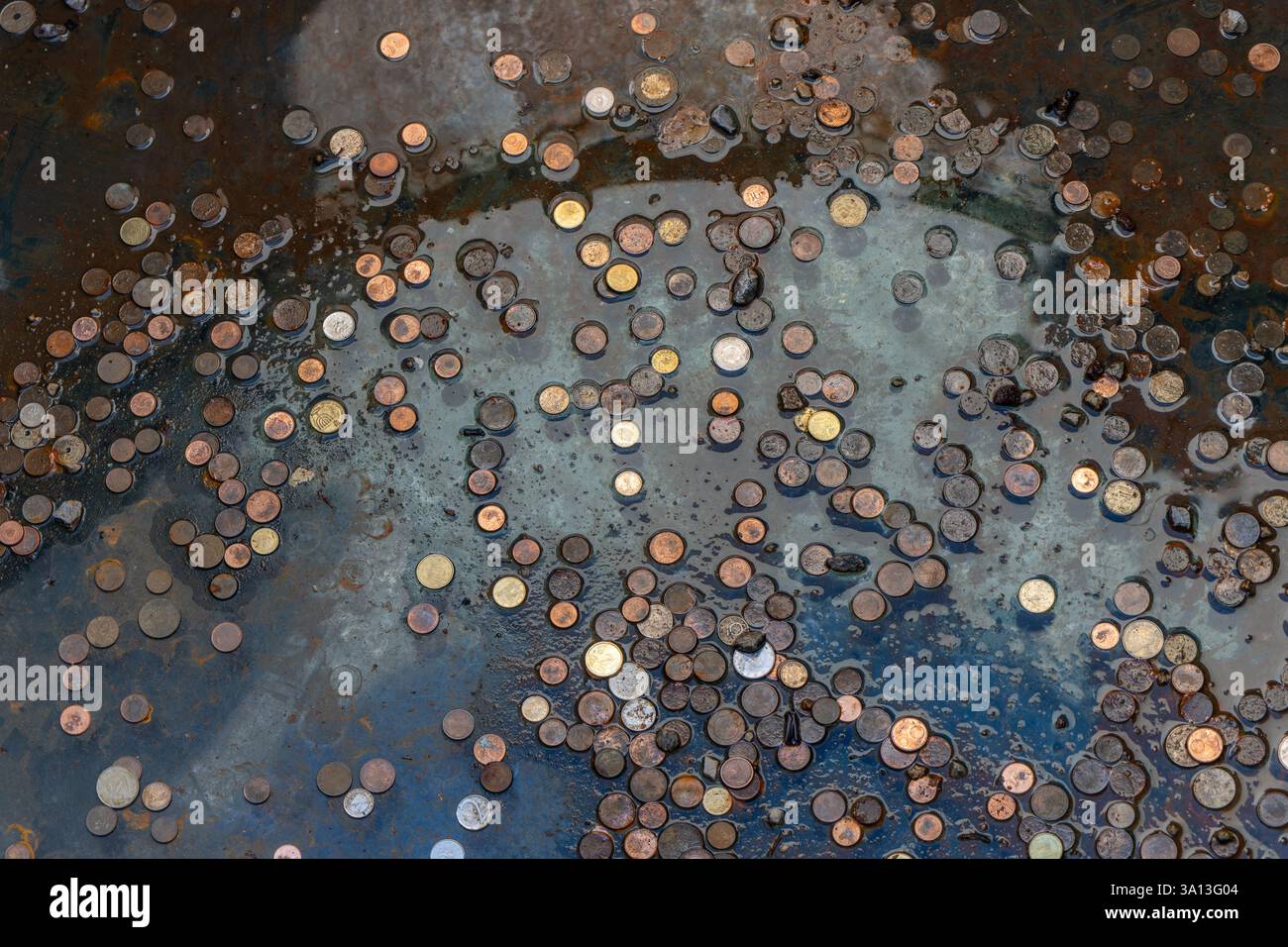 Ljubljana Slowenien. Blick auf den Boden eines Wunschbrunnens voller Münzen und Banknoten Stockfoto