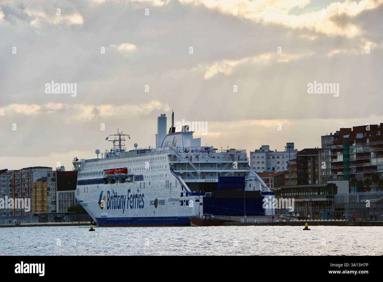 Brittany Ferries Guiilaume de Normandie Hybrid-LNG-betriebene Roll-on-Roll-off-Passagierfähre im Hafen Santander Cantabria Spanien Europa Stockfoto