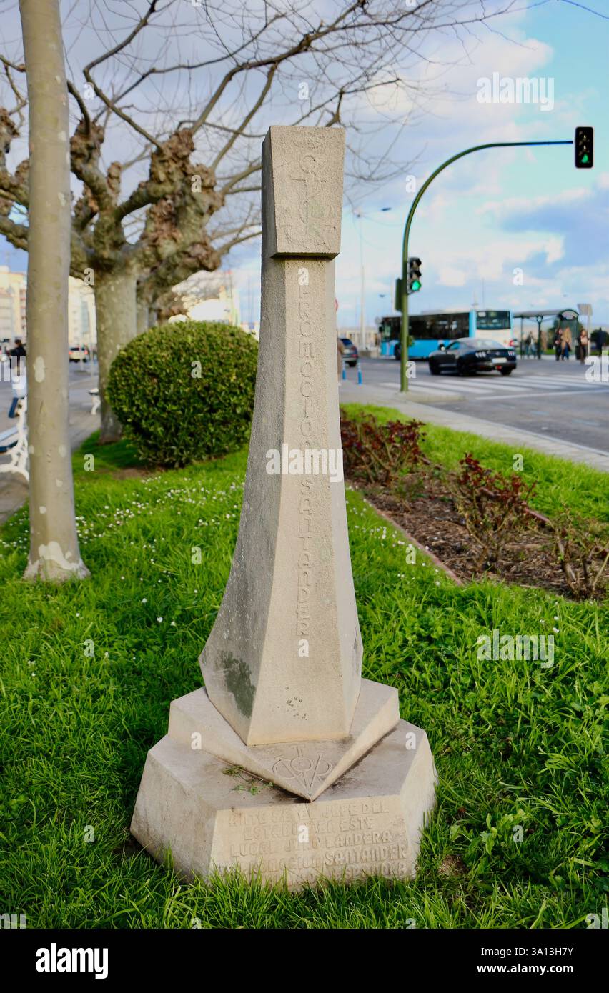 Kleine Steinskulptur mit der Inschrift Promocion Santander und einem Anker Paseo de Pereda Nordküste Stadt Santander Kantabrien Spanien Europa Stockfoto