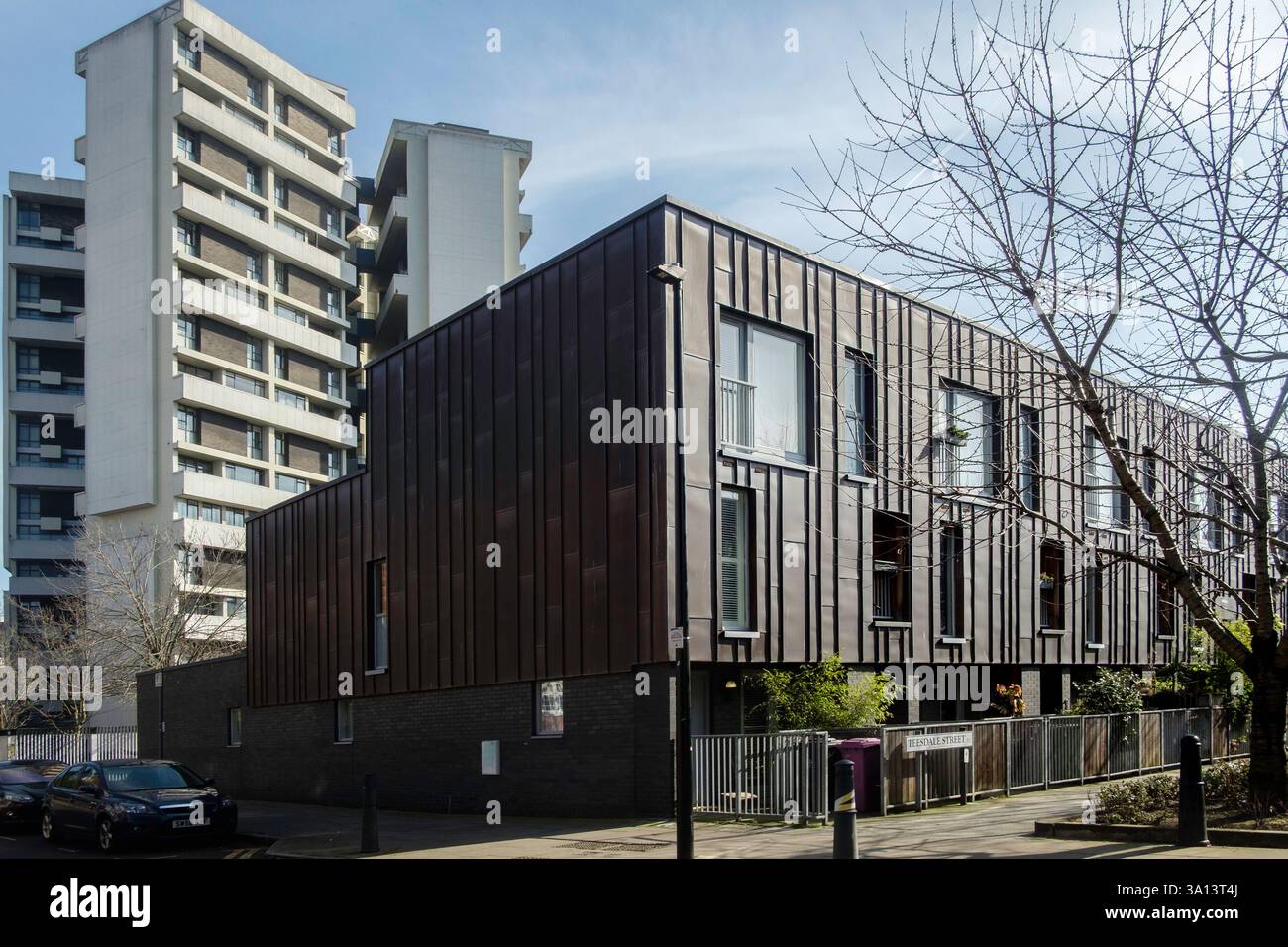 Claredale Street Housing Projekt mit Keeling House Beyond, East London, UK Stockfoto