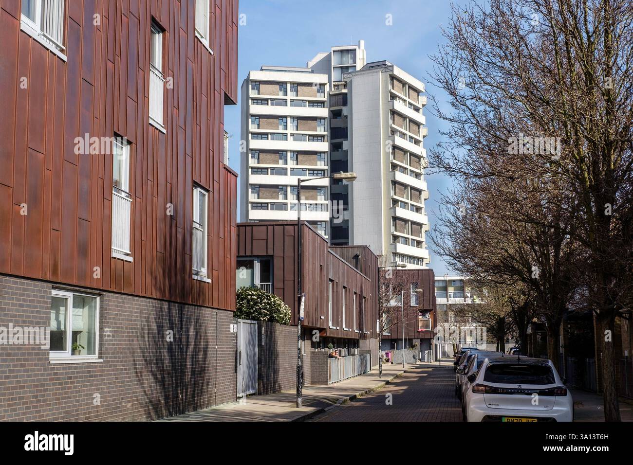 Claredale Street Housing Projekt mit Keeling House Beyond, East London, UK Stockfoto