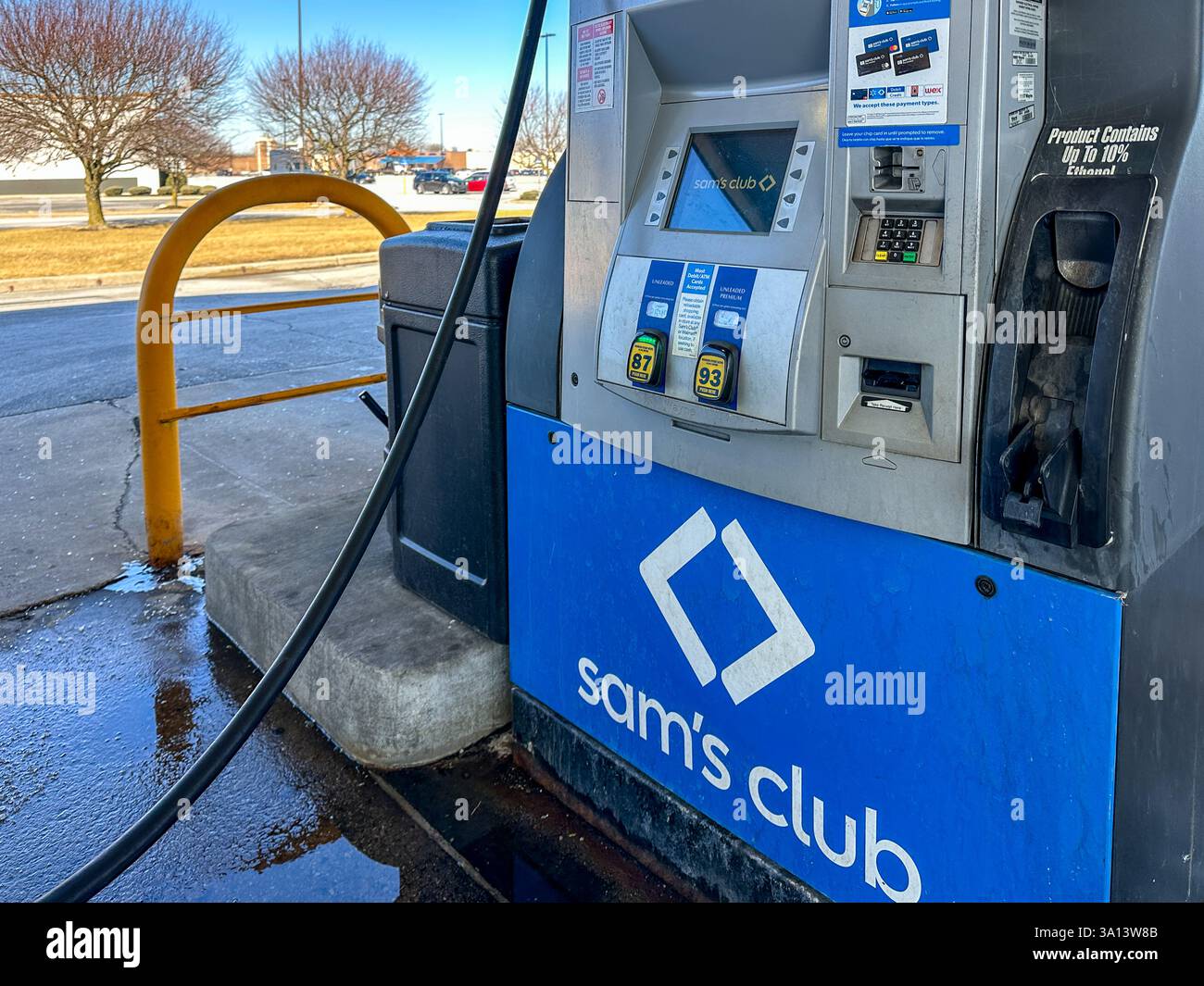 Sam's Club Tankstellenpumpe. Merrillville, USA, 6. März 2025 - Smartphone-aufgenommenes Stockfoto