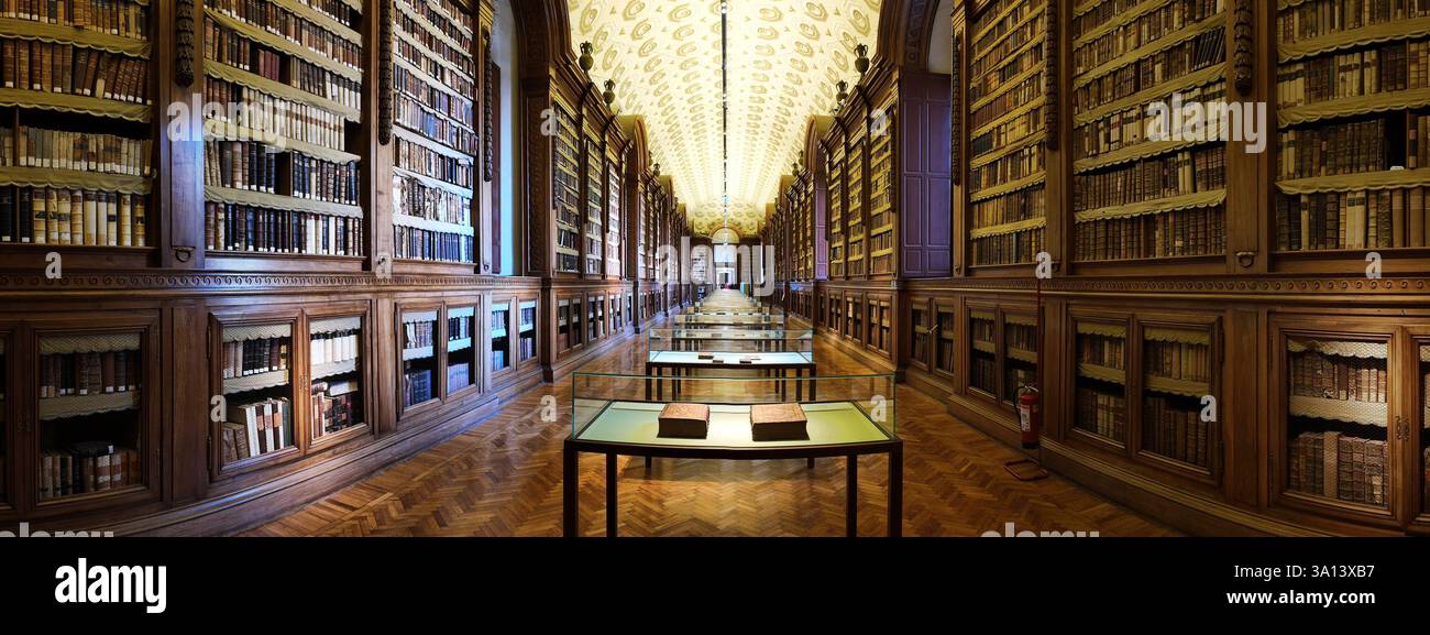 Parma, Emilia Romagna, Italien - 03.06.2025: Innenraum der Palatina-Bibliothek im monumentalen Komplex der Pilotta in Parma Stockfoto