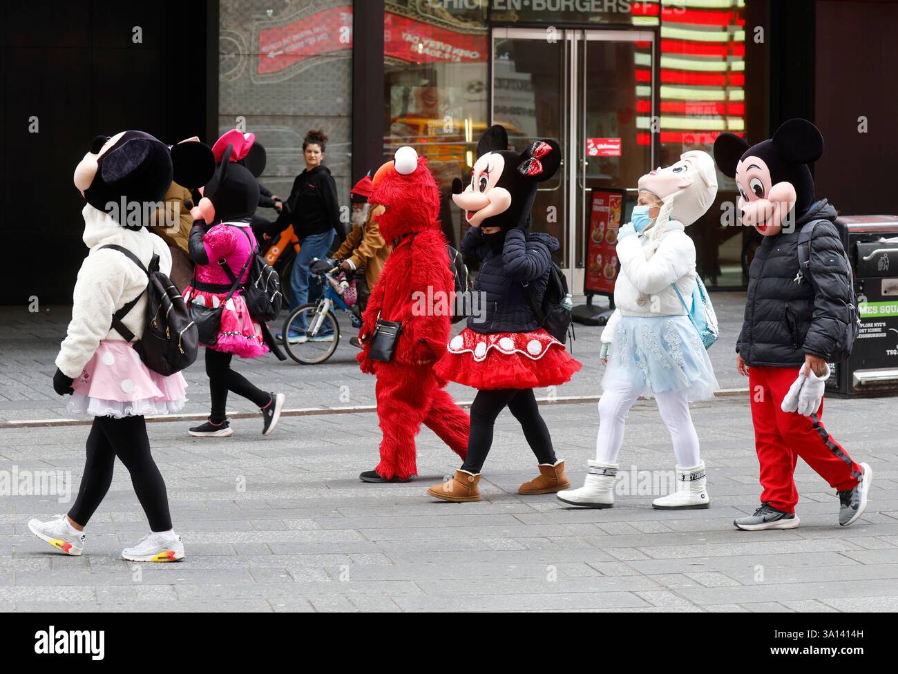 New York, Usa. März 2025. Menschen, die in Disney und anderen fiktiven Charakteren verkleidet sind und nach Tipps suchen, gehen am Donnerstag, den 6. März 2025 in New York City auf dem Times Square. Foto: John Angelillo/UPI Credit: UPI/Alamy Live News Stockfoto