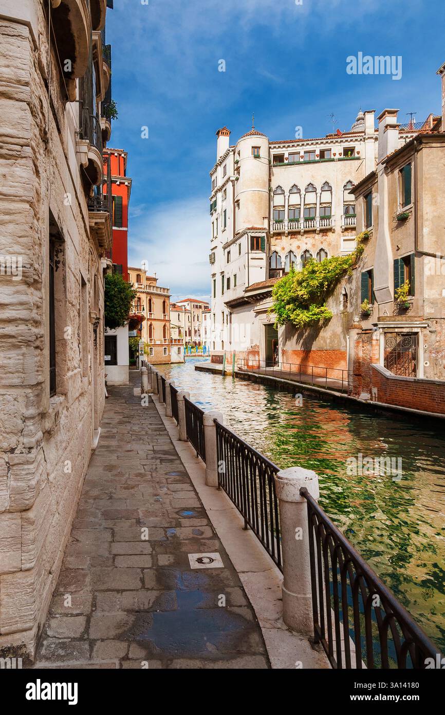 Stadtleben in Venedig. Blick auf den Rio San Trovaso Kanal in Dorsoduro Altstadt Stockfoto