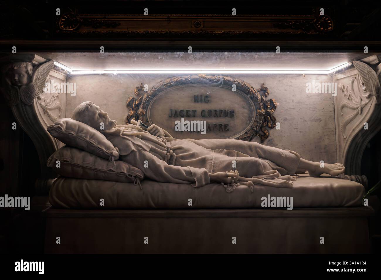 Grabdenkmal von San Benedetto Giuseppe Labre Rom, Italien - 8. September 2023: Grabdenkmal von San Benedetto Giuseppe Labre, beigesetzt im linken Querschiff der Kirche Santa Maria ai Monti in Rom, Italien. Rom RM Italien Copyright: XPhotoxbyxGennaroxLeonardix Stockfoto