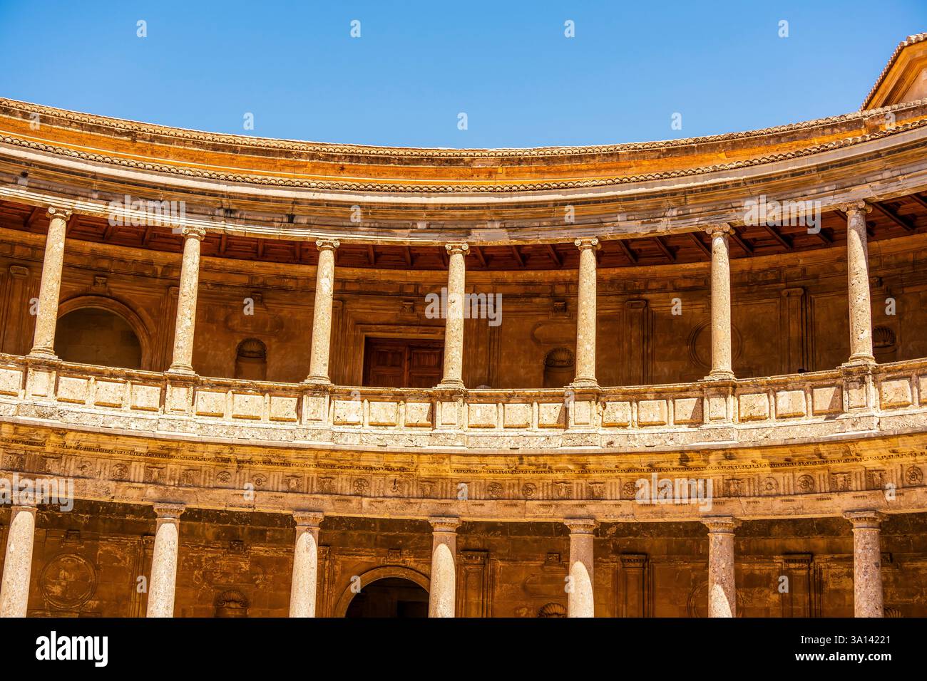 Große Renaissance-Säulen im Innenhof des Palastes Karl V. an der Alhambra in Granada: Ein zeitloses architektonisches Meisterwerk des kaiserlichen Vermächtnisses Stockfoto
