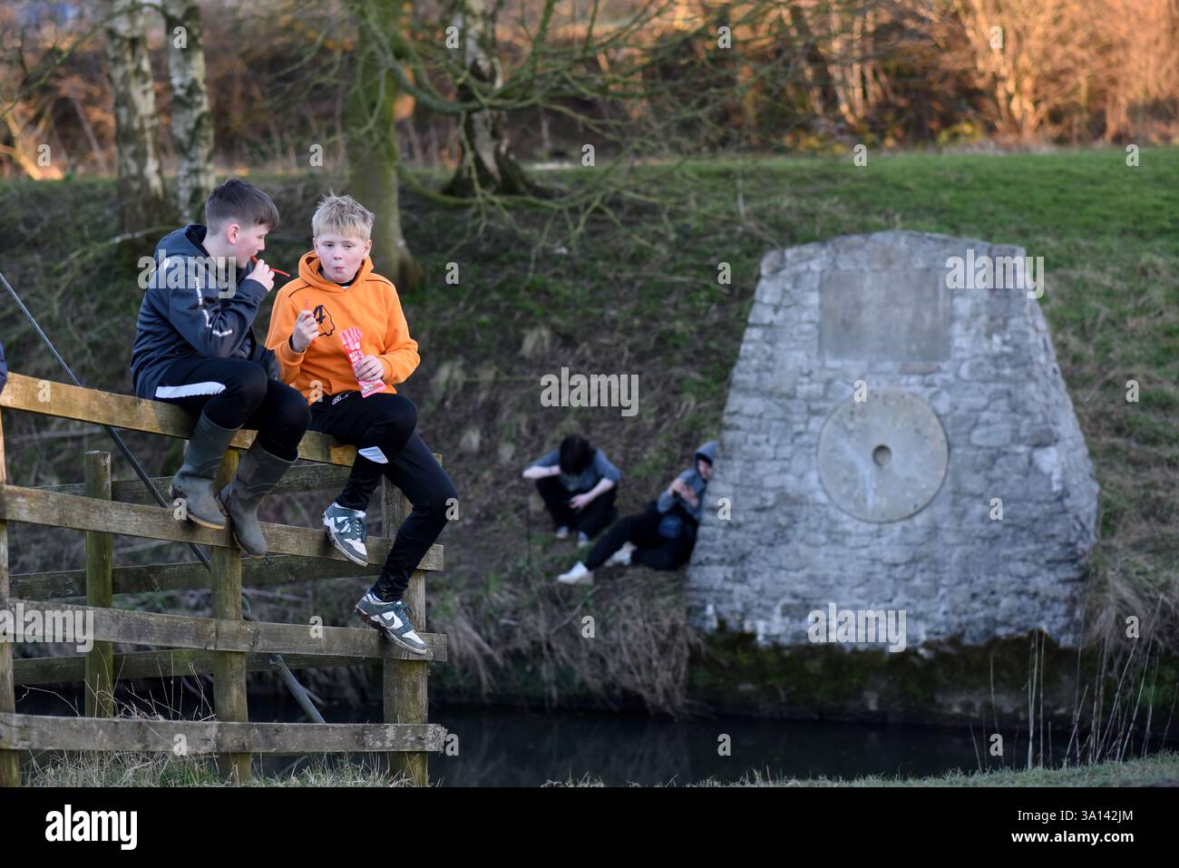 Vorausschau. Kinder aus der Region hoffen, beim alten Ballspiel Ashbourne Royal Shrovetide ein Tor zu sehen, wenn sie in Sturston Mill, Ashbourne, Derbyshire, ein Tor sehen. Stockfoto