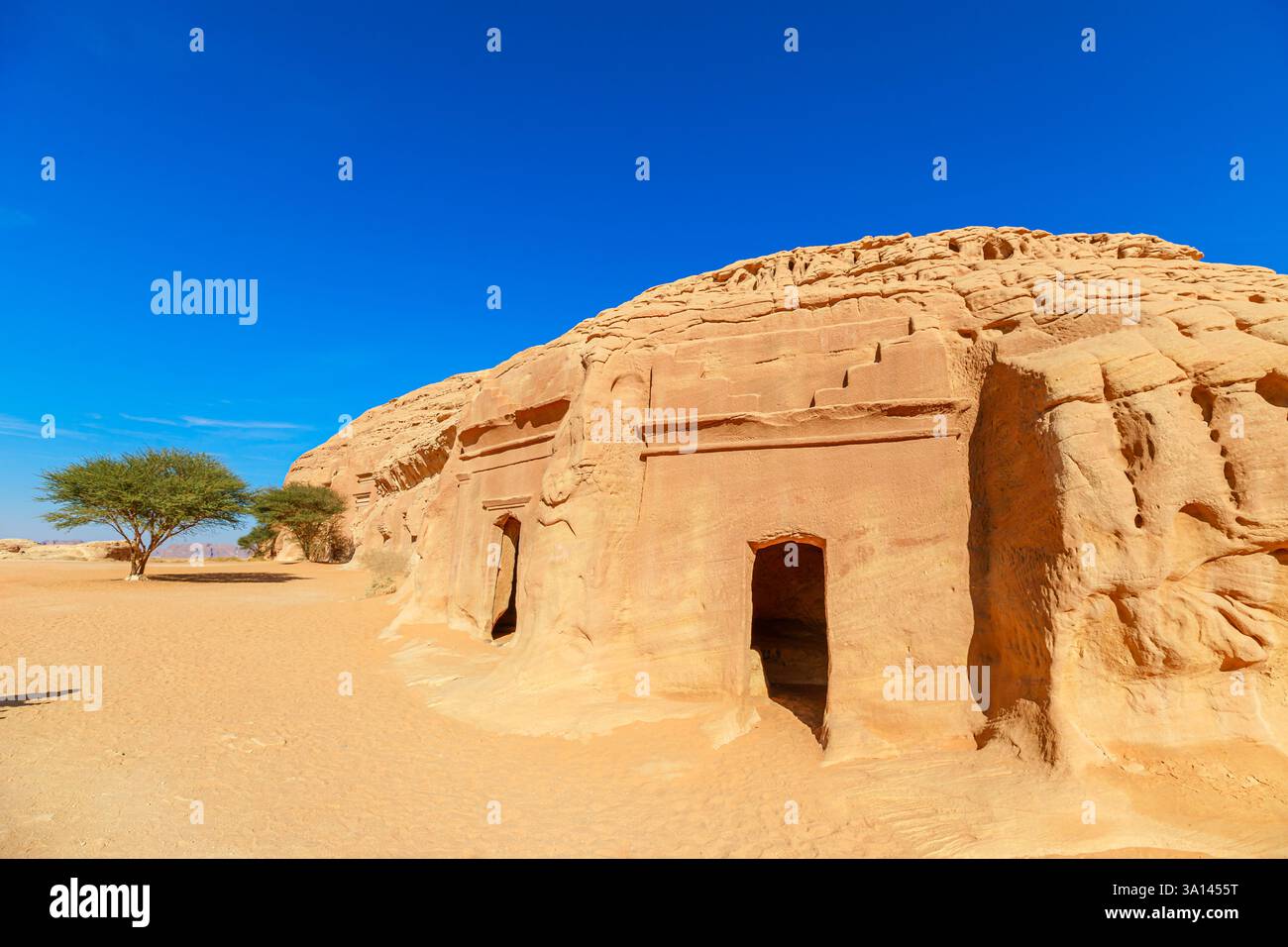 Sandsteingräber von Jabal AlBanat, die aus Felsformationen an der archäologischen Stätte Hegra in Al-Ula, Saudi-Arabien, hervorgehen, heben architektonische Fähigkeiten hervor Stockfoto