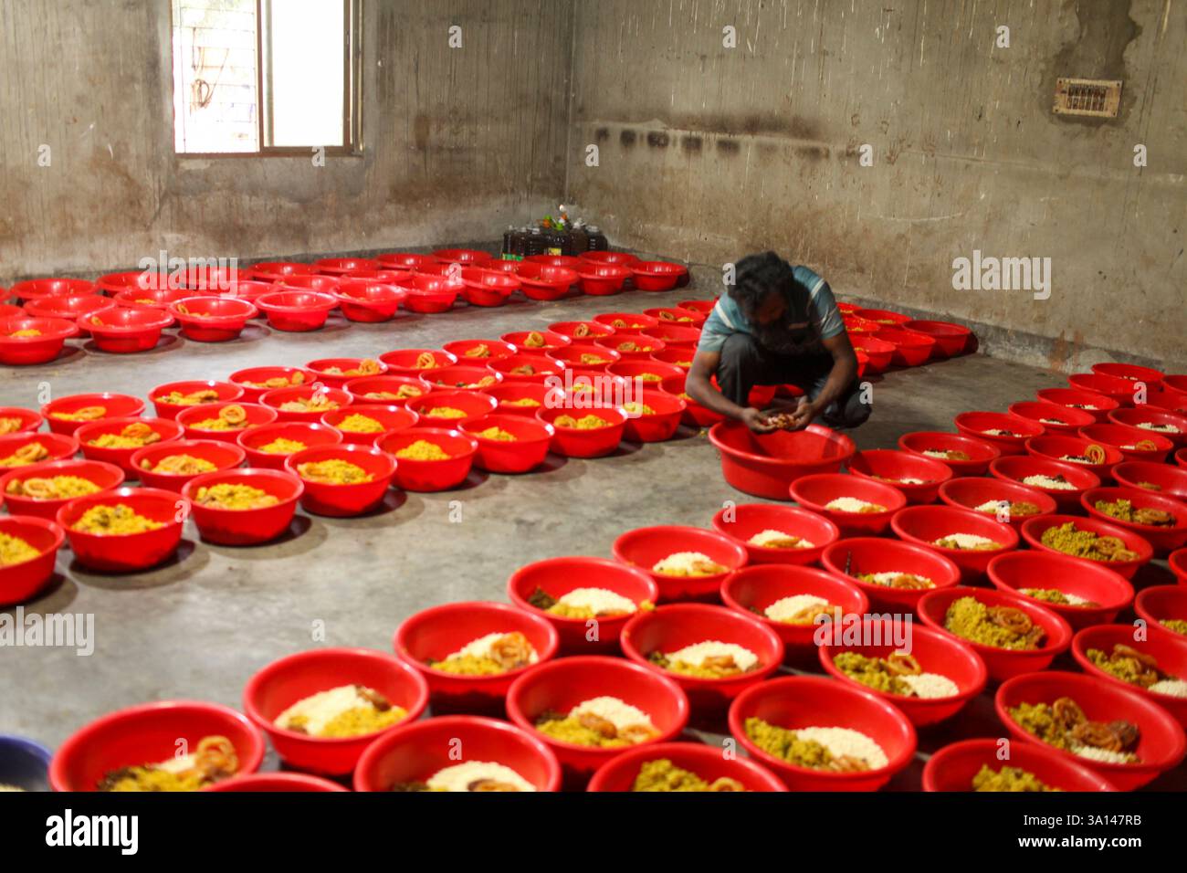 Dhaka, Dhaka, Bangladesch. März 2025. Freiwillige bereiten Iftar-Essen für muslimische Gläubige vor, bevor sie ihr Fasten während des heiligen Monats Ramadan am 06. März 2025 in Dhaka, Bangladesch, brechen. (Kreditbild: © Abu Sufian Jewel/ZUMA Press Wire) NUR REDAKTIONELLE VERWENDUNG! Nicht für kommerzielle ZWECKE! Stockfoto