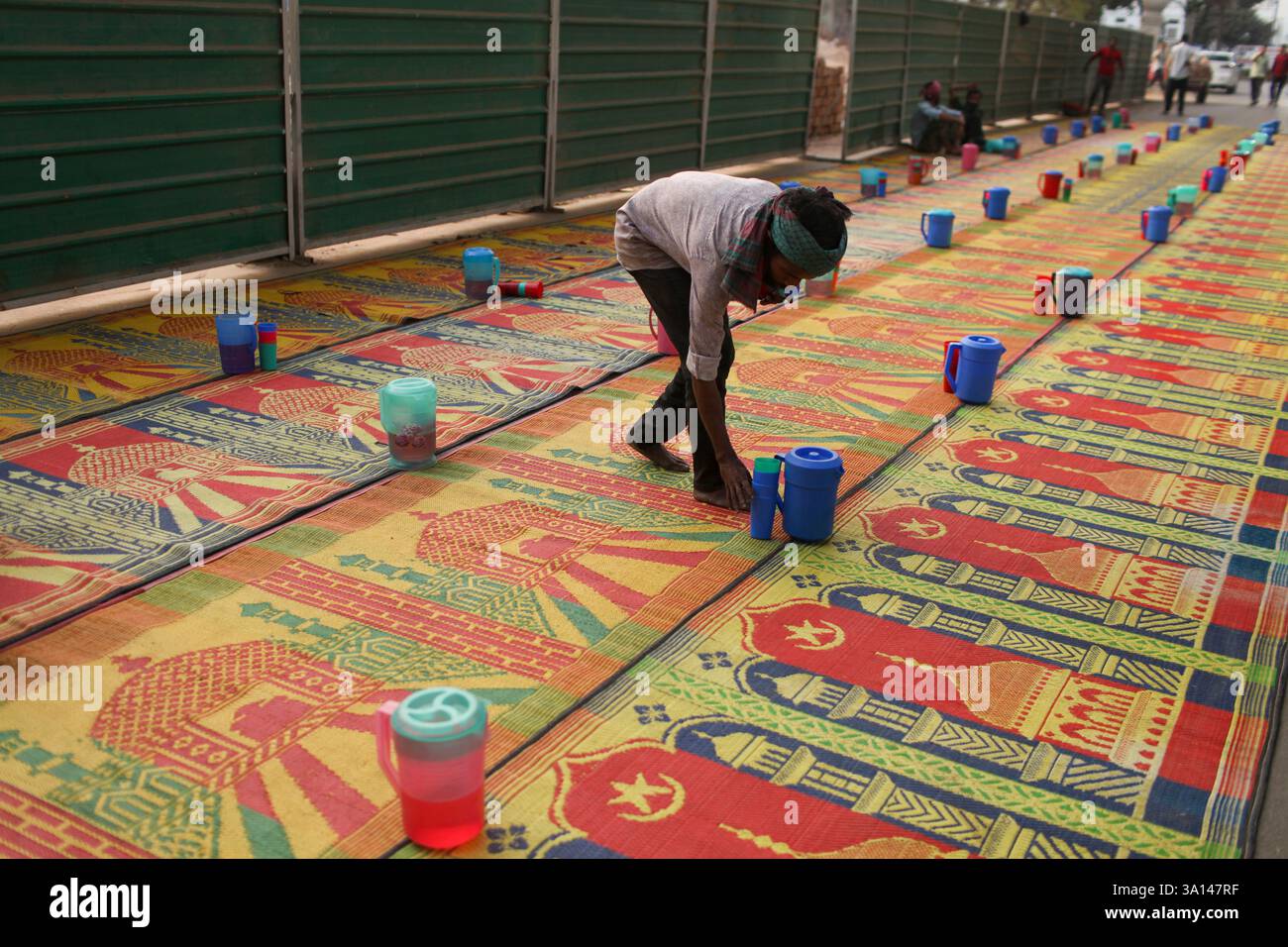 Dhaka, Dhaka, Bangladesch. März 2025. Freiwillige bereiten Iftar-Essen für muslimische Gläubige vor, bevor sie ihr Fasten während des heiligen Monats Ramadan am 06. März 2025 in Dhaka, Bangladesch, brechen. (Kreditbild: © Abu Sufian Jewel/ZUMA Press Wire) NUR REDAKTIONELLE VERWENDUNG! Nicht für kommerzielle ZWECKE! Stockfoto