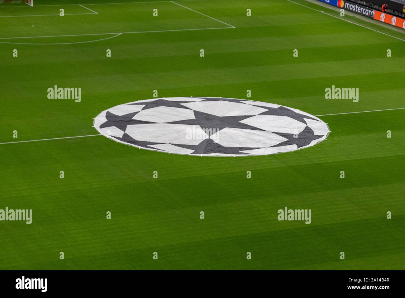 Der Mittelkreis ist wie ueblich bedeckt mit der Plane in Form eines Balls. Deutschland, FC Bayern München vs. Bayer 04 Leverkusen, Fussball, Champions League, Achtelfinale, Hinspiel, Spielzeit 2024/2025, 05.03. (DIE DFL-DFB-VORSCHRIFTEN VERBIETEN DIE VERWENDUNG VON FOTOS ALS BILDSEQUENZEN UND/ODER QUASI-VIDEO). Foto: Eibner-Pressefoto/Heike Feiner Stockfoto