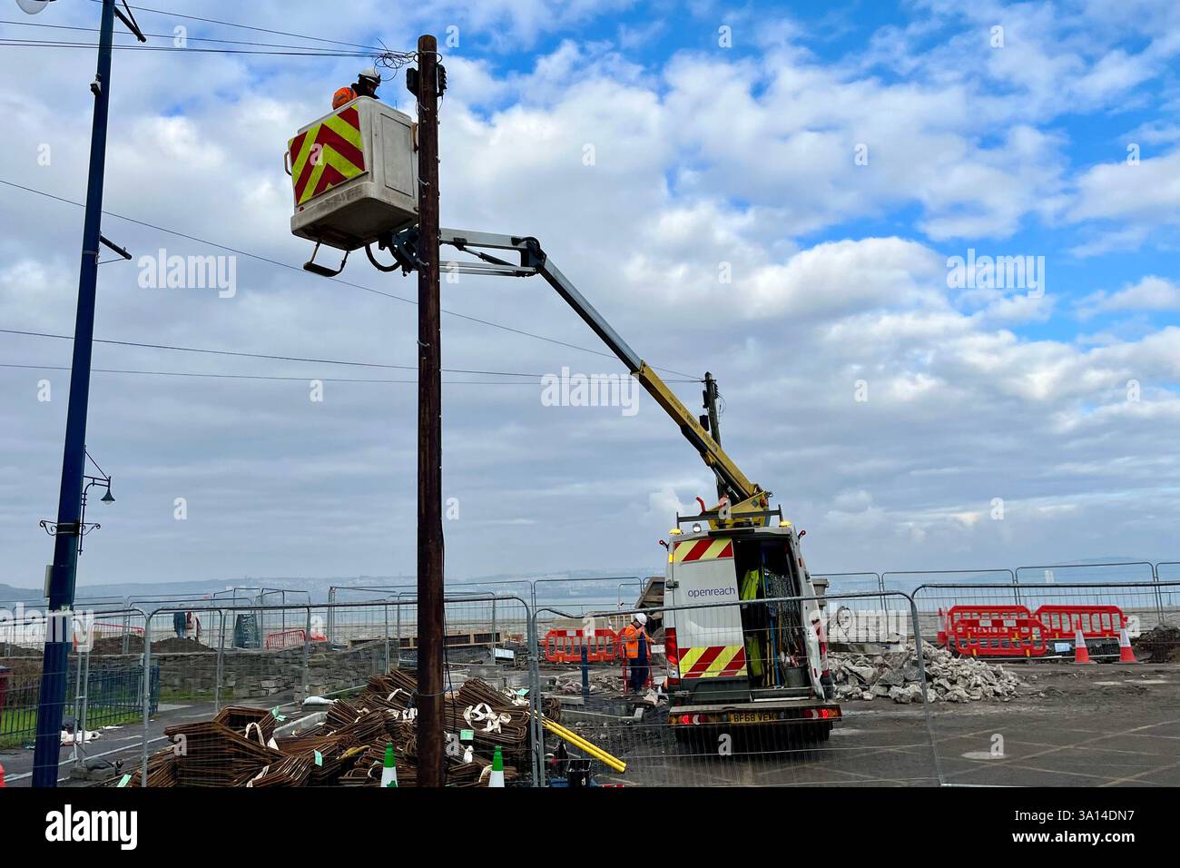 Openreach-Ingenieure arbeiten an einem Telefonkabel von einem Cherry Picker Van. Murbles, Swansea, Wales, Vereinigtes Königreich. Januar 2025. Stockfoto