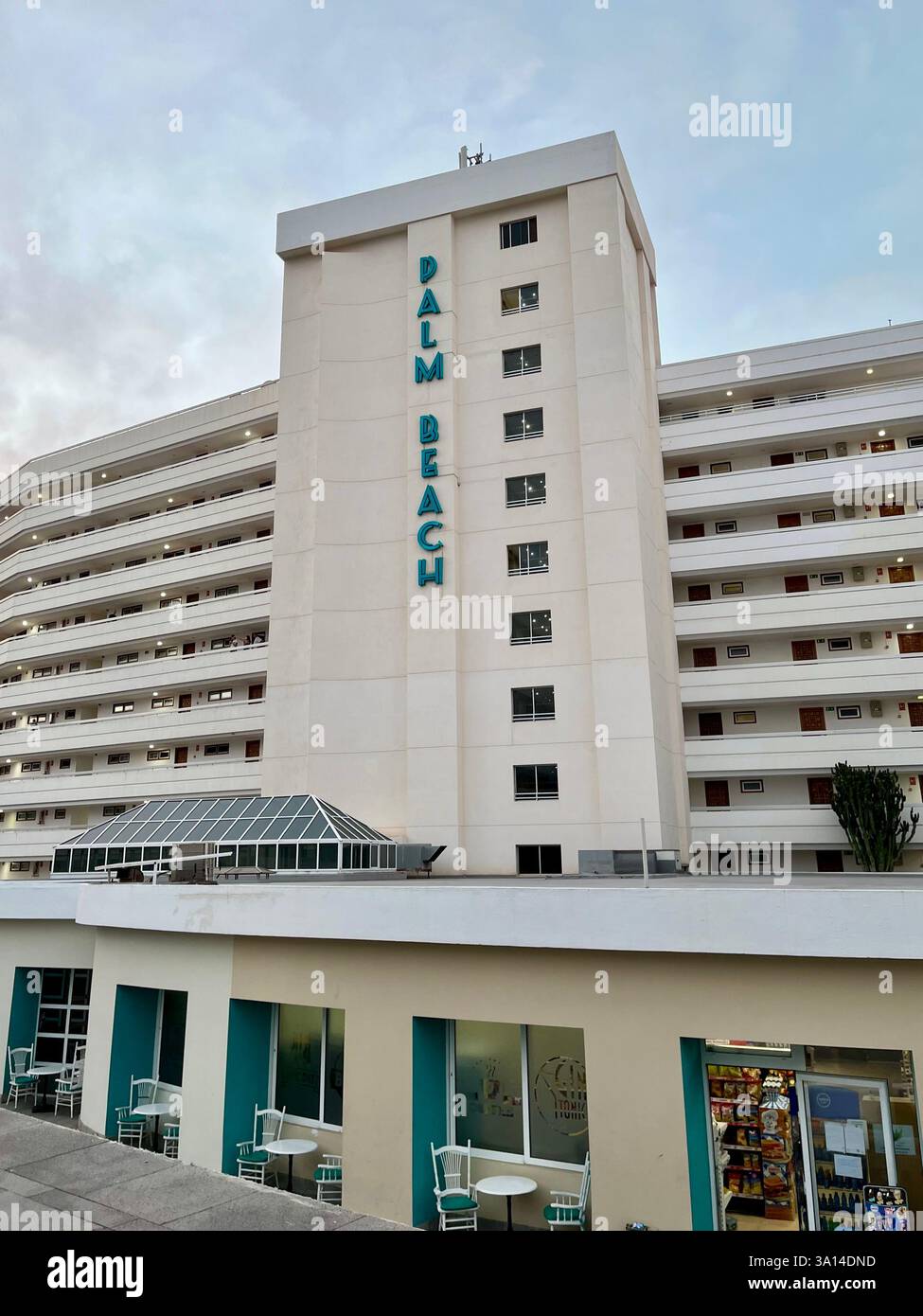 Das Palm Beach Hotel in Playa de las Américas. Arona, Teneriffa, Kanarische Inseln, Spanien. Januar 2025. - Smartphone-aufgenommenes Stockfoto