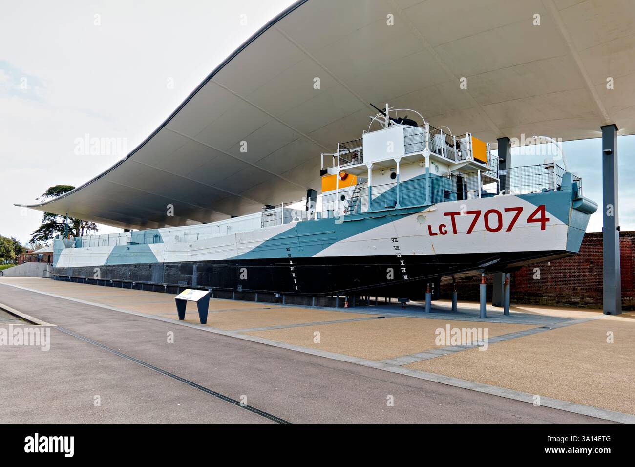 Southsea, Portsmouth, Hampshire, Vereinigtes Königreich - 17. April 2024: The Landing Craft Tank, LCT 7074, an der Küste von Southsea in Portsmouth, Hampshire, Vereinigtes Königreich Stockfoto