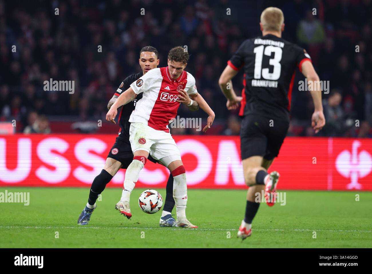 Amterdam, Niederlande. März 2025. AMSTERDAM, 06.03.2025, JohanCruyff Arena, UEFA Europa League Fußball Saison 2024/2025, Spiel zwischen Ajax und Eintracht Frankfurt. (R-L) Ajax Spieler Mika Godts, Eintracht Frankfurter Spieler Nnamdi Collins Credit: Pro Shots/Alamy Live News Stockfoto