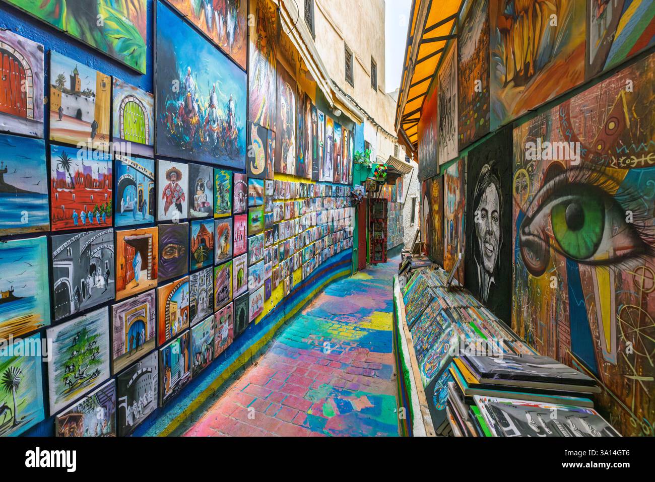 Die Rainbow Street Art Allee in Fes Medina, Marokko, strotzt vor leuchtenden Farben und wunderschönen Kunstwerken. Stockfoto