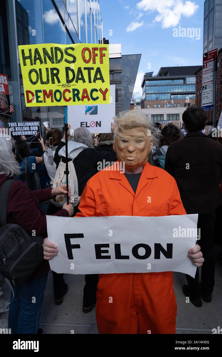 Demonstranten vor einem Tesla-Händler in New York City bekundeten ihre Verachtung dafür, dass Elon Musks DOGE-Kettensäge von Bundesjobs abgeschnitten hat, und im Allgemeinen die Handlungen und viele der Befehle von Präsident Donald Trump. Stockfoto