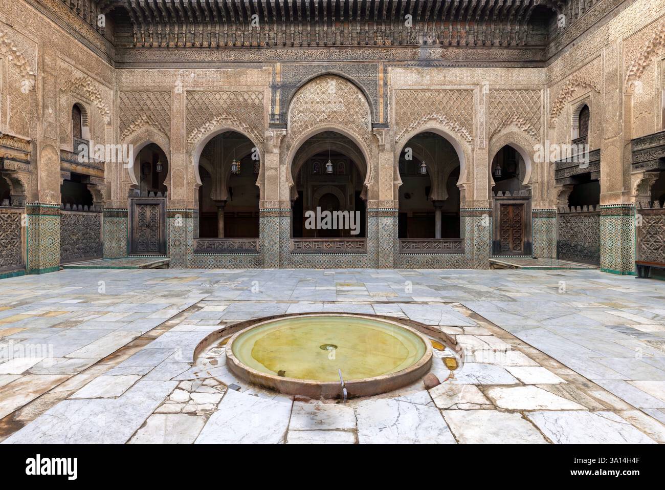Die Bou Inania Madrasa in Fes, Marokko, ist die einzige Madrasa in Marokko, die auch als Gemeindemoschee diente. Stockfoto